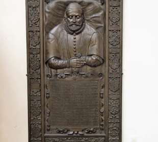 Grabplatten im Chorraum der Morizkirche