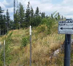 Eingezäunter Weg zum Gipfel