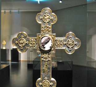 Vortragekreuz (von hinten) mit Kamee