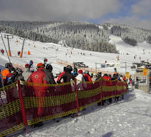 Sonntagmittag Geduld am Skilift 