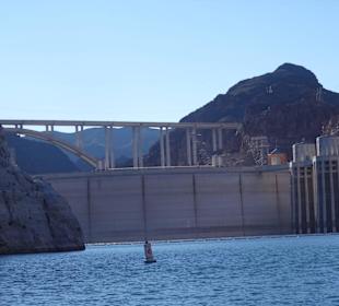 Man kommt nah an den Hoover Damm ran