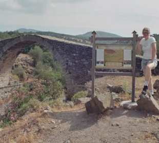 Kremasti Brücke mit 1 Schaf 