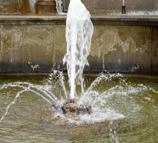 An der Kaskade von Schloss Seehof