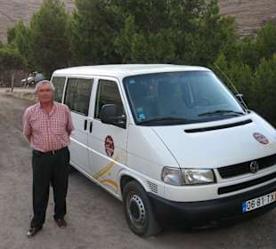 Landwirt vor seinem Bus