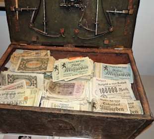 Kiste mit Notgeld im Heimatmuseum Bad Rodach