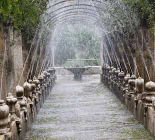 Laubengang mit Wasserspiel