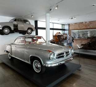 Im Hintergrund ein "Lloyd"