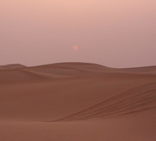 Sonnenuntergang in der Wüste Dubais