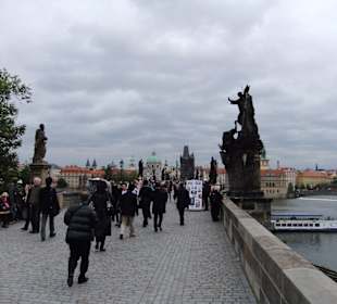 Touristen auf der Karlsbrücke