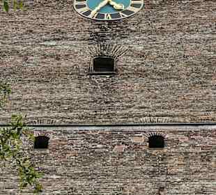 Turm mit Uhr