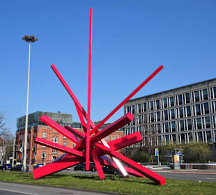 Ansichten der Skulptur Symphony in Red