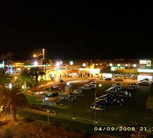 Shoppingmeile bei Nacht