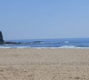 Blick vom Strand auf Rocha Negra