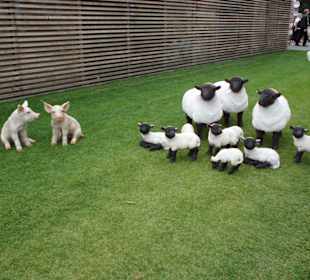 Dekoartikel stehen zum Verkauf