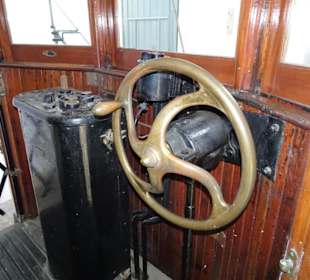 Fahrstand einer alten Straßenbahn