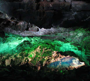 Kleine Höhle Richtung Meer