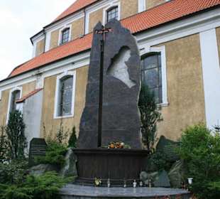 Denkmal vor der Kirche