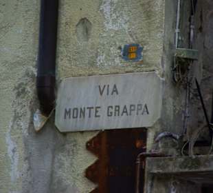 Die Straße zur Kirche