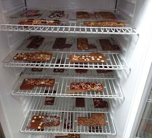 Selbst gefertigte Schokolade im Kühlschrank 