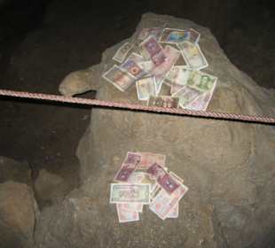 Geldspenden in der Grotte