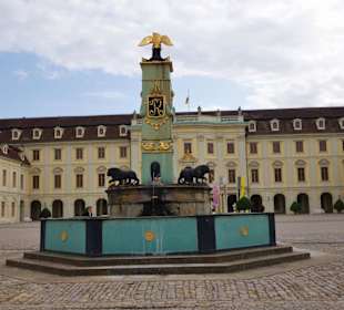 Brunnen mit dem Schloss