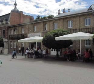 Vor dem Eingang - alles wartet auf die Führungen