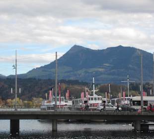 Aussicht auf den Vierwaldstätter-See  und den Berg