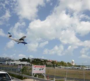 Kleine Maschine beim Landen