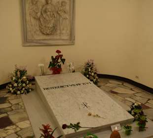 Krypta der Päpste unter dem Dom