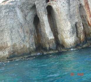 Dziwne otwory w skałach