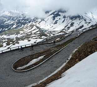 Steile Straße zur Edelweißspitze