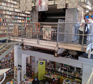 Druzckmaschine integriert in Bücherladen