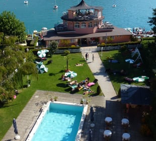 Pool und Frühstücksterrasse