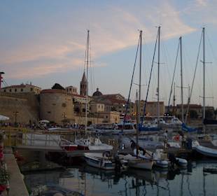 Hafen von Alghero am Abend