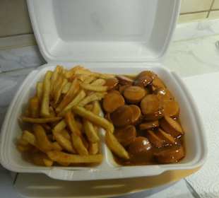 Currywurst und Pommes