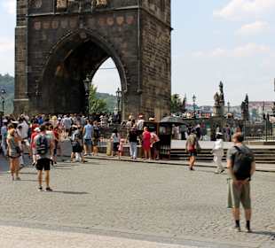 Buntes Treiben vor der Karlsbrücke