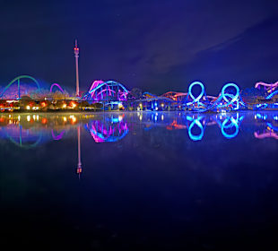 Achterbahnen sind schön beleuchtet 