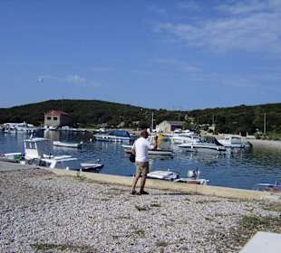 Strand und Hafen Martinscica