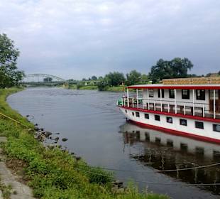 Raddampfer von der Seite