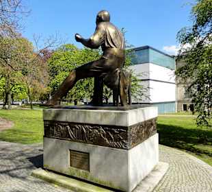 Das Heinrich-Heine-Denkmal in den Wallanlagen