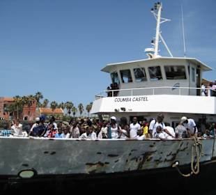 Ausflugsschiff mit Touristen