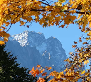 Herbstlicher Blick auf die Zugspitze