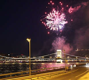 Feuerwerk über der Kettenbrücke