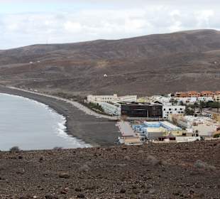 Hotelstrand, schwarzer Sand