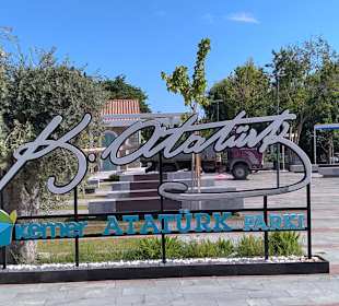 Atatürk - Denkmal und Uhrenturm