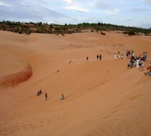 Spaß beim Rutschen von den Sanddünen