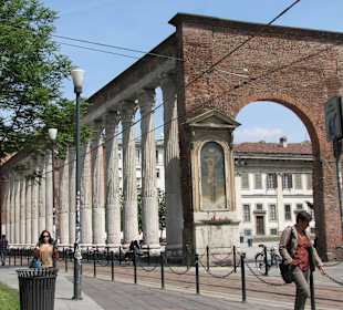 Древнеримские колоны прекрасно вписываются в город