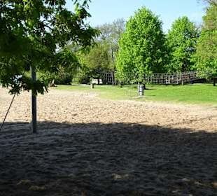 Strandbereich mit Volleyballfeld am See