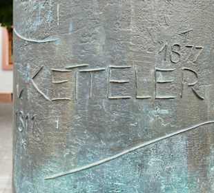 Stele des Denkmals Ketteler