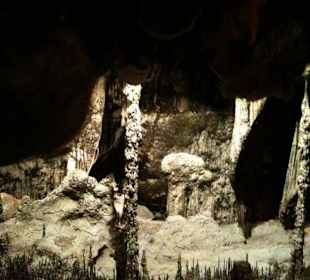 Beleuchtete Stalagmiten und Stalagtiten